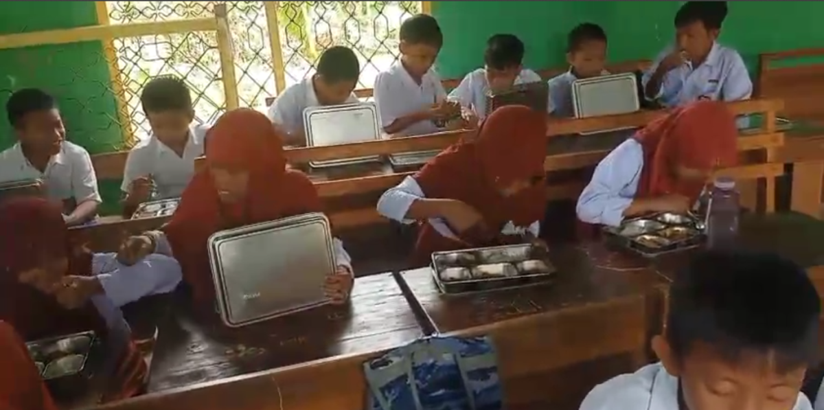Pemberian makanan bergizi bagi anak sekolah
