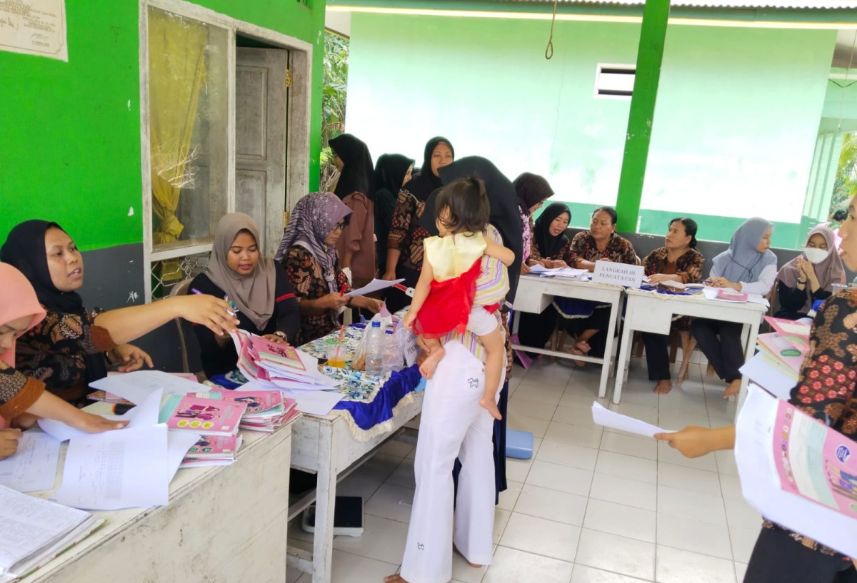 melakukan kegiatan posyandu