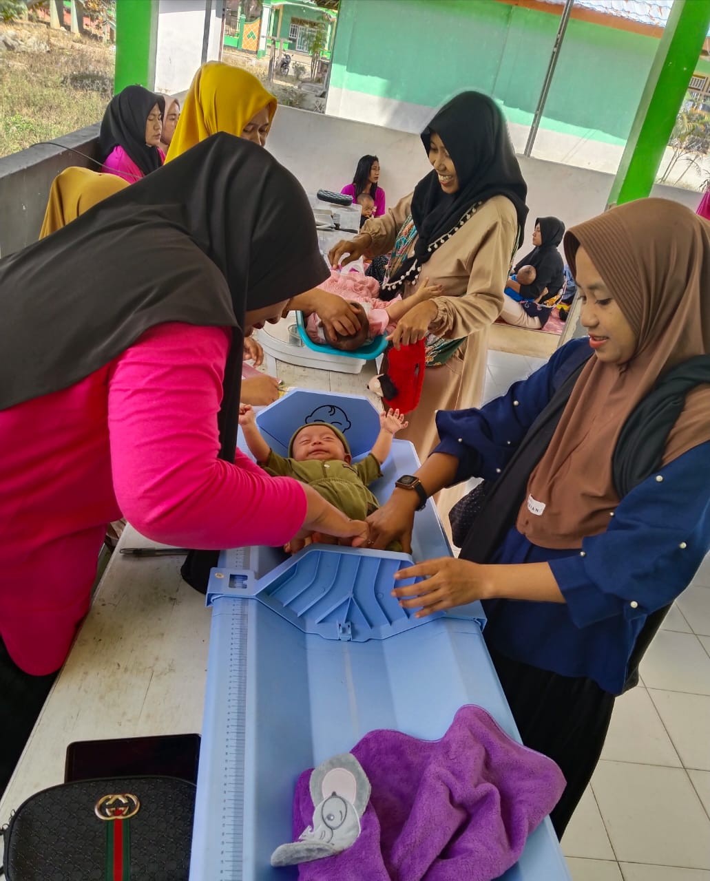 melakukan kegiatan posyandu