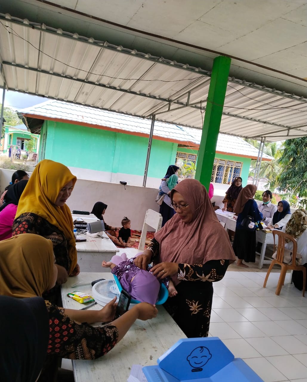 melakukan kegiatan posyandu rutin