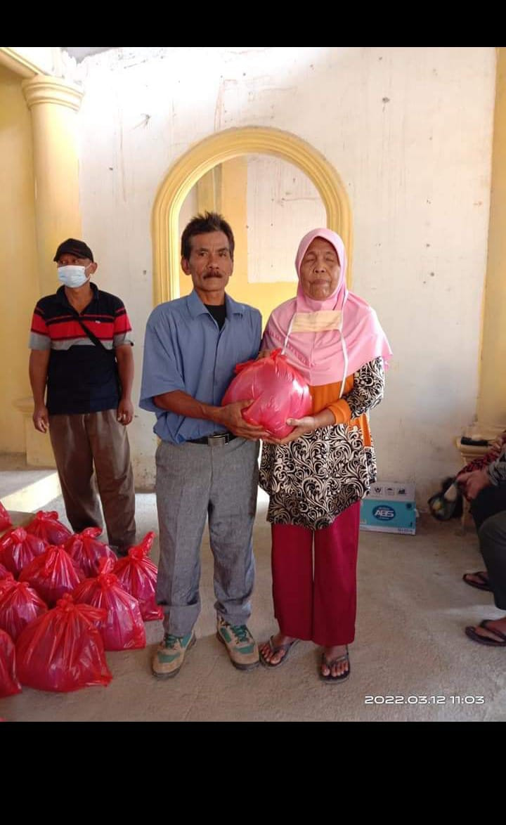 Penyaluran Beras ke Keluarga Kurang Mampu