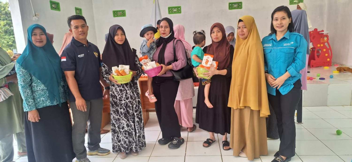 pemberian bahan makanan bagi keluarga beresiko stunting oleh pemerintah desa awalo