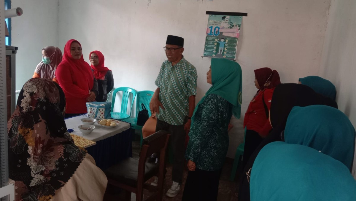 CAMAT POLEANG MEMANTAU KEGIATAN POSYANDU