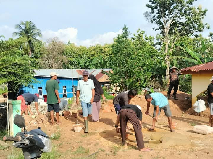 Melakukan kegiatan gotong royong