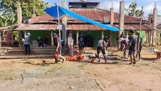Melakukan kegiatan kerja bakti di mesjil Nurul Fallah