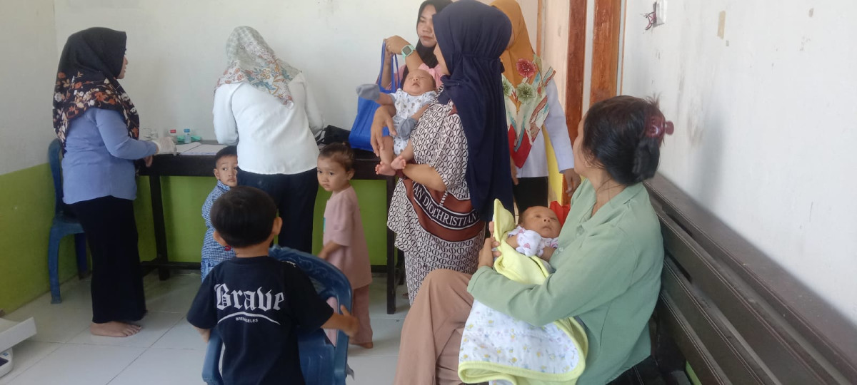 kegiatan posyandu rutin penimbangan berat badan bayi