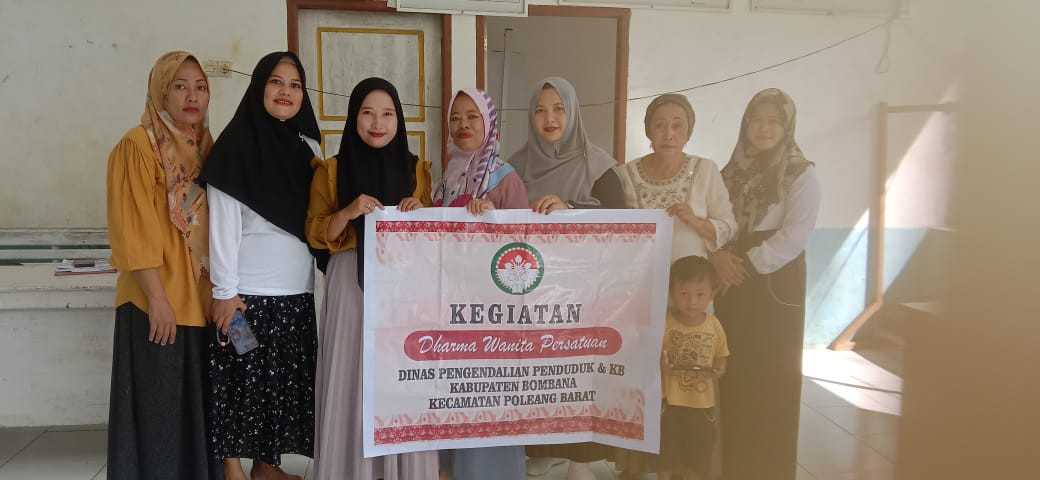 Posyandu dan dirangkaikan pertemuan ibu Dharma Wanita