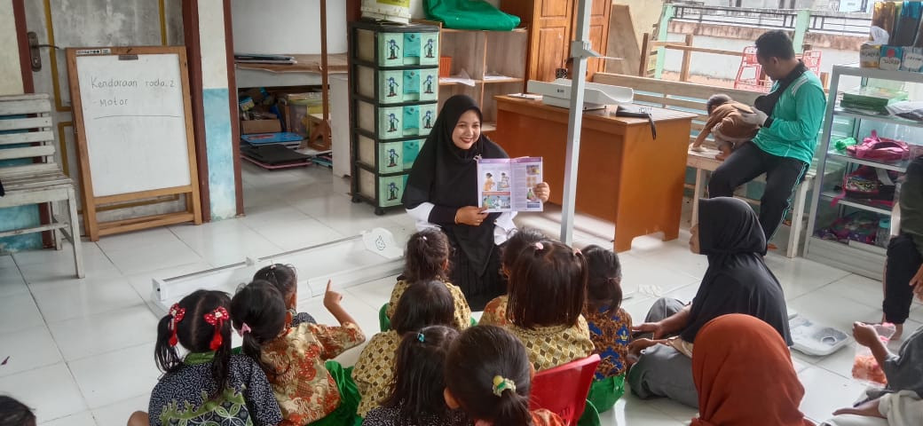MELAKUKAN PENYULUHAN BINA KELUARGA BALITA