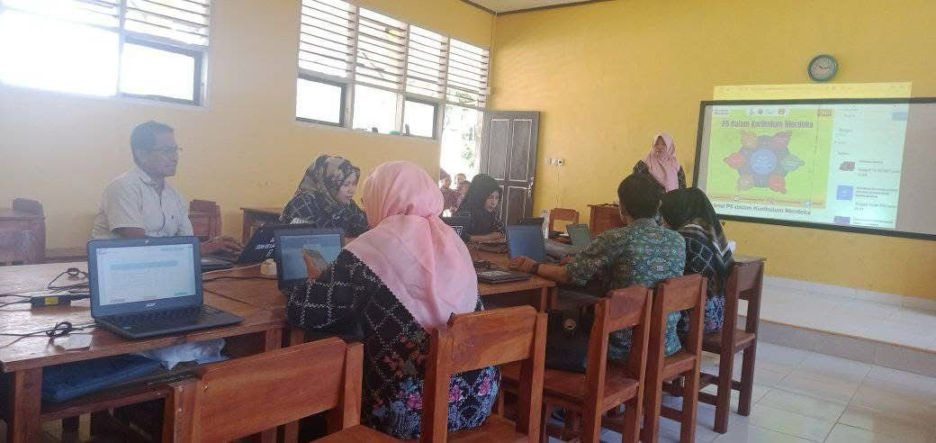 Pelatihan dan Peningkatan serta pengenalan Digital kepada Pemerintah Desa