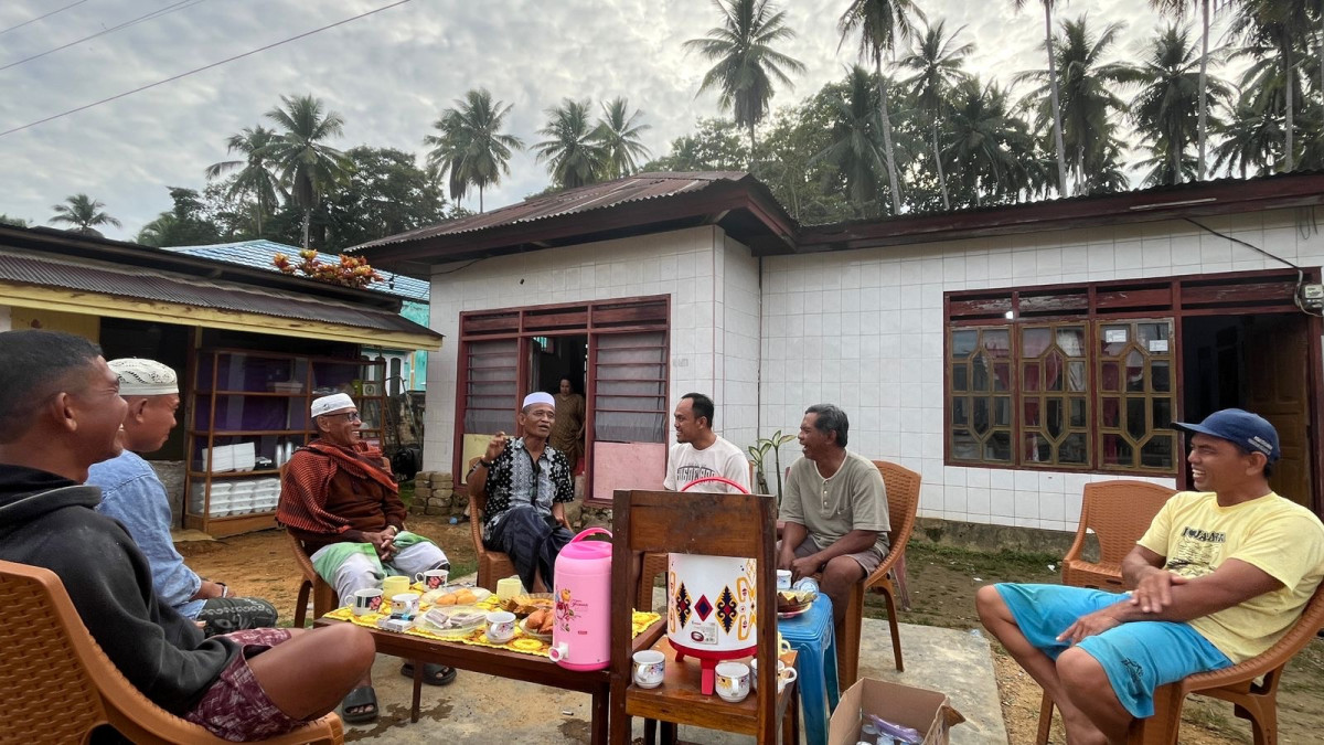 Melakukan Sosialisasi dan Edukasi terkait pentingnya pemahaman tentang Peran & Fungsi Orang Tua pada Anak. Dihadiri oleh Kepala Desa, Toko Masyarakat dan Ketua BPD.