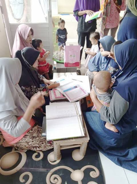 Melakukan pengukuran dan penimbangan berat badabn baduta dan balita