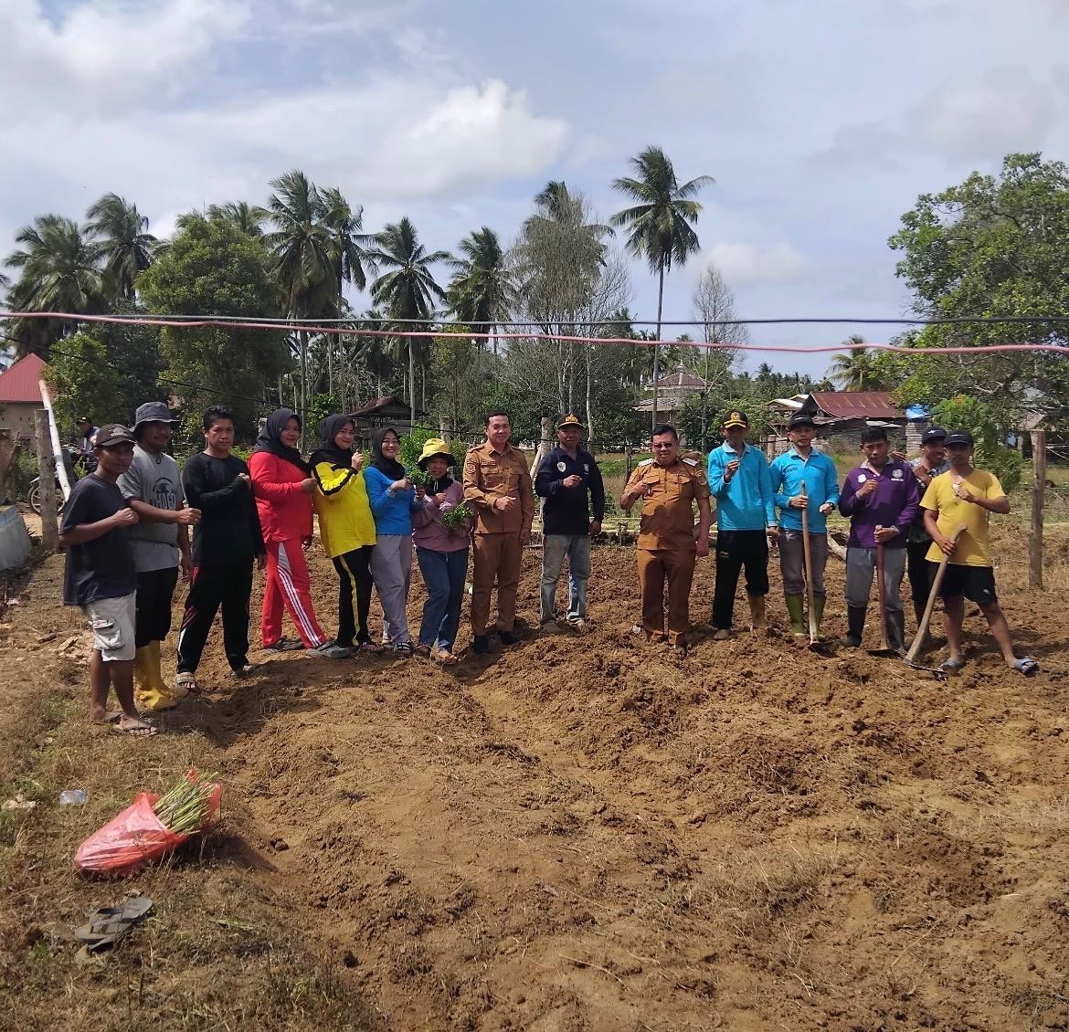 Kegiatan pembukaan lahan oleh BUMDes
