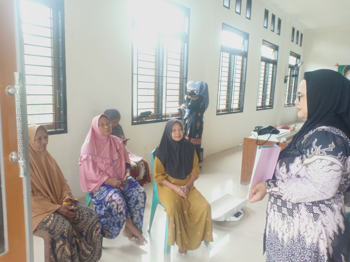 MELAKUKAN PENYULUHAN BINA KELUARGA lANSIA