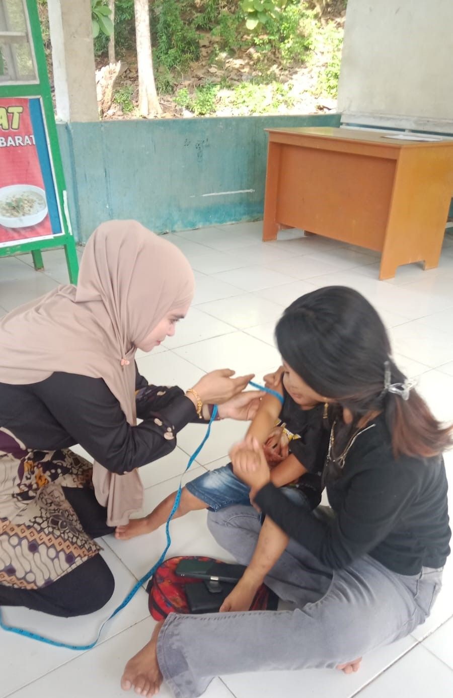 Melakukan pengukuran berat dan tinggi badan