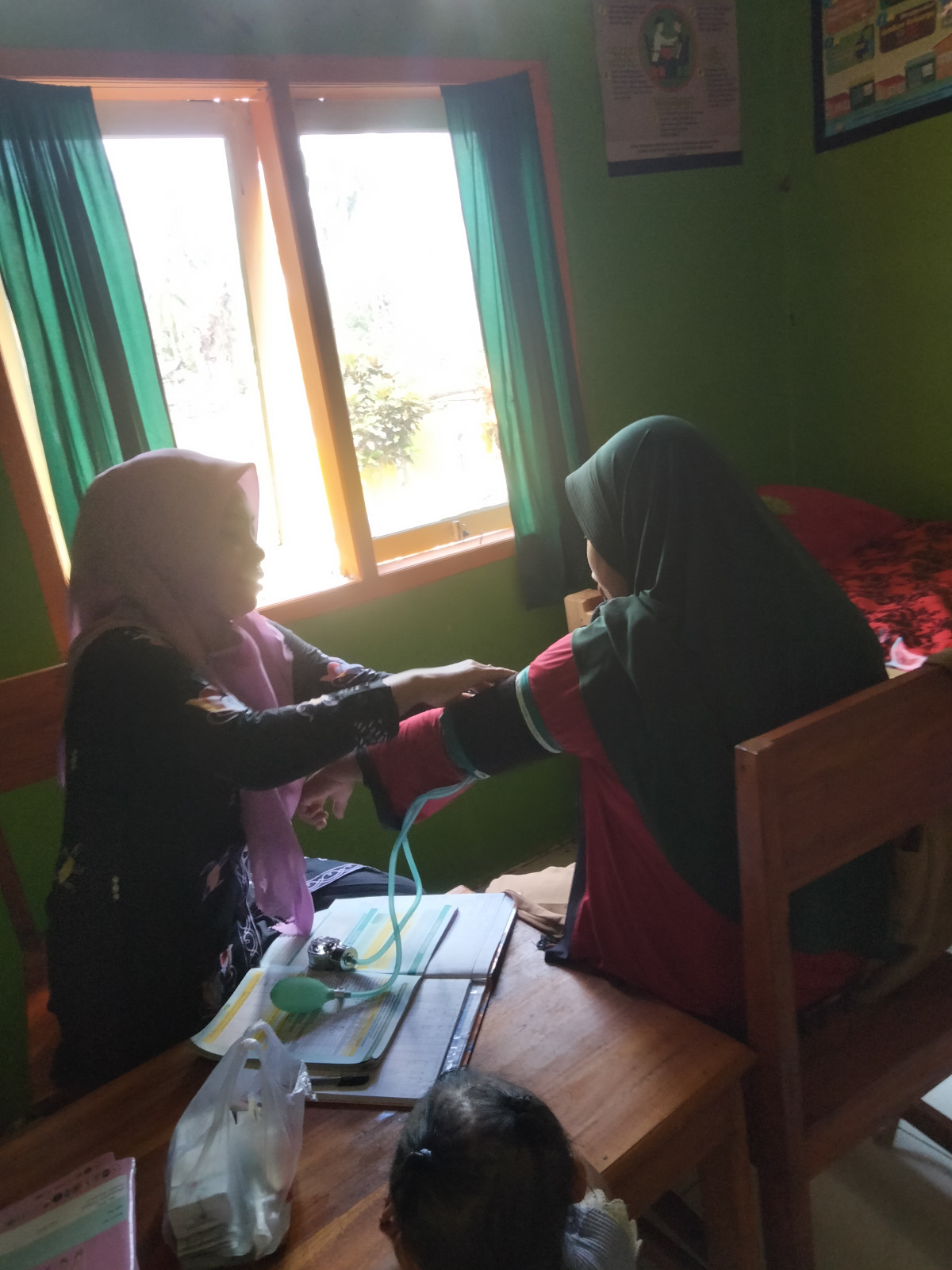 Melakukan pemeriksaan ibu hamil