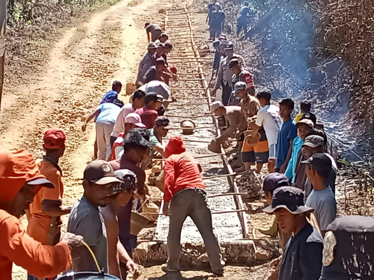 GOTONG ROYONG PERBAIKAN JALAN