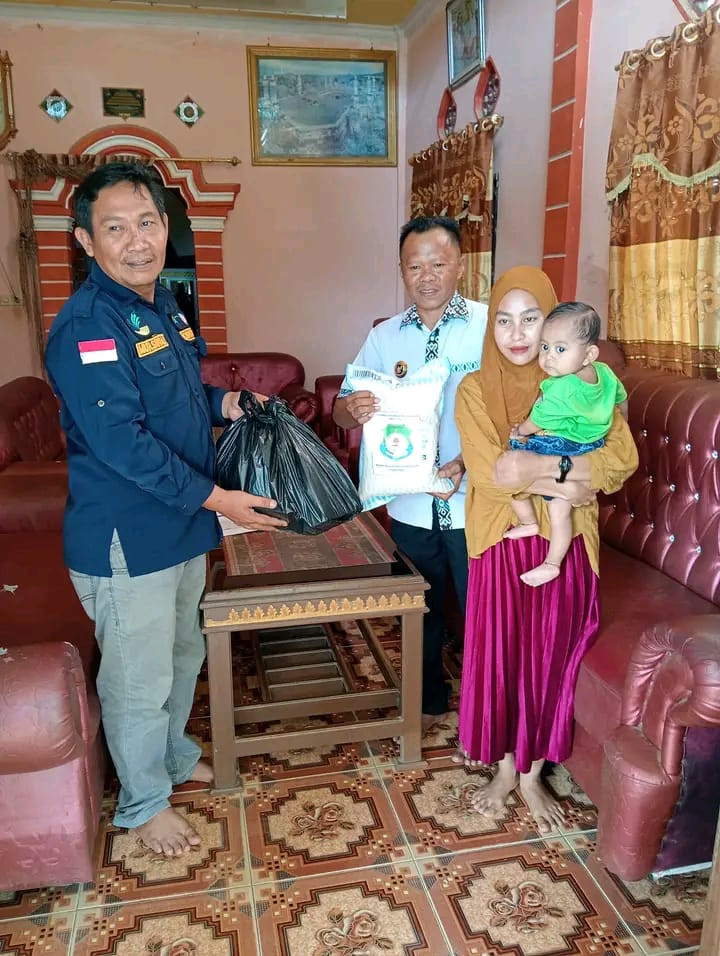 PENYALURAN BANTUAN  ( KRS ) KELUARGA RESIKO STUNTING