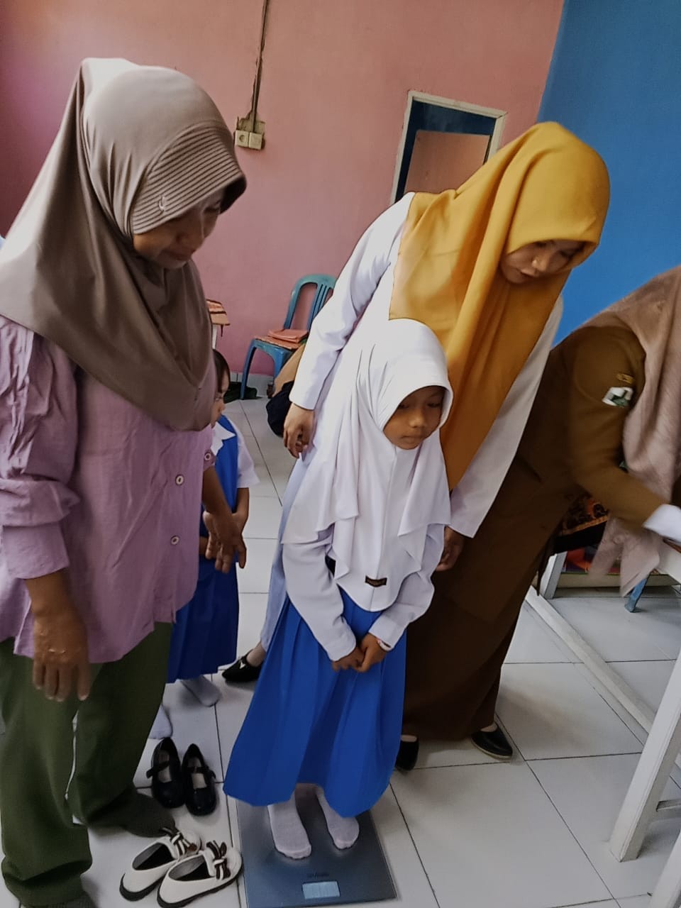 PENIMBANGAN BERAT BADAN BALITA