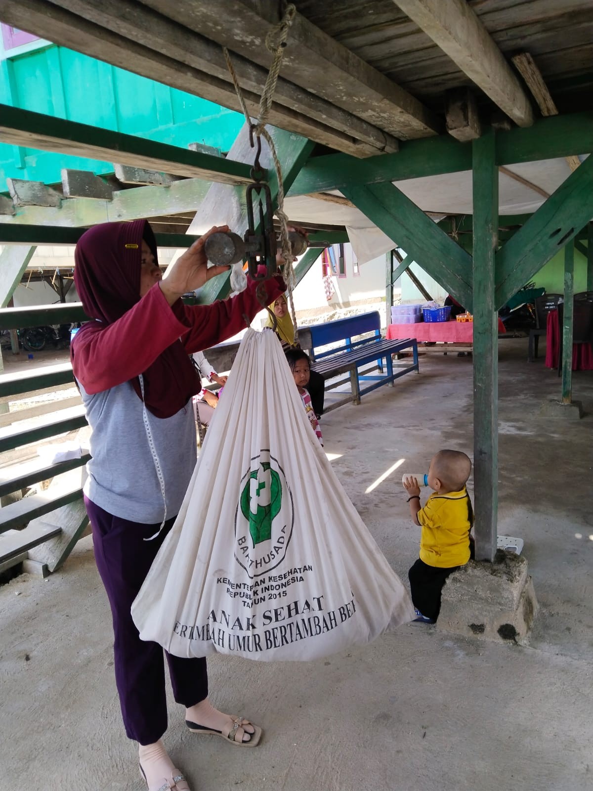 PENIMBANGAN BERAT BADAN BALITA