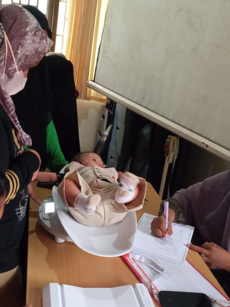 PENIMBANGAN BERAT BADAN BALITA