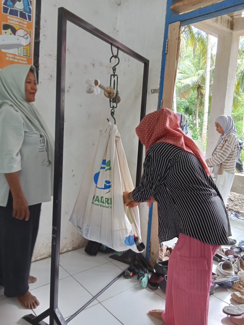 PENIMBANGAN BERAT BADAN BALITA