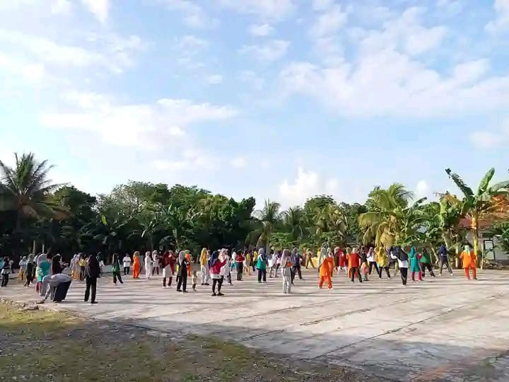MELAKUKAN KEGIATAN SENAM GERMAS