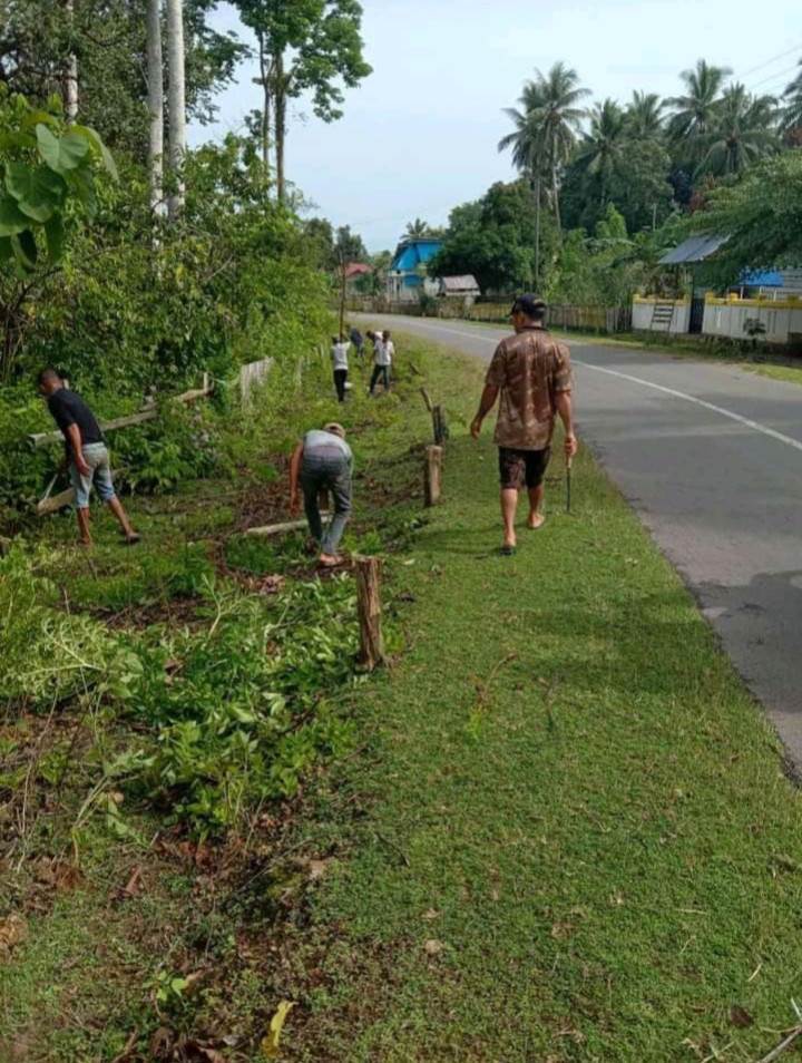 Kerja Bakti Membersihkan Area Pinggir Jalan
