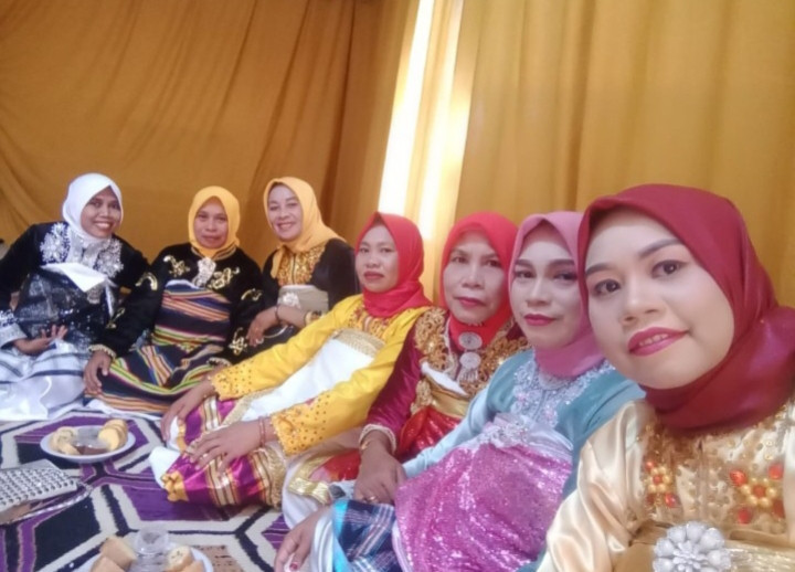 Duduk Adat Muna pada Acara Pernikahan