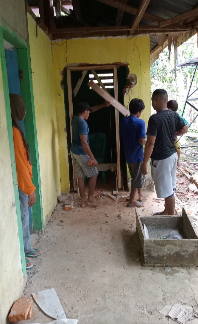 Gotong Royong Merenovasi WC Balai Desa Masara