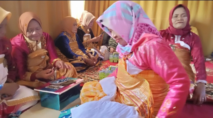 Duduk Adat Muna di Acara Pernikahan Warga Desa Masara