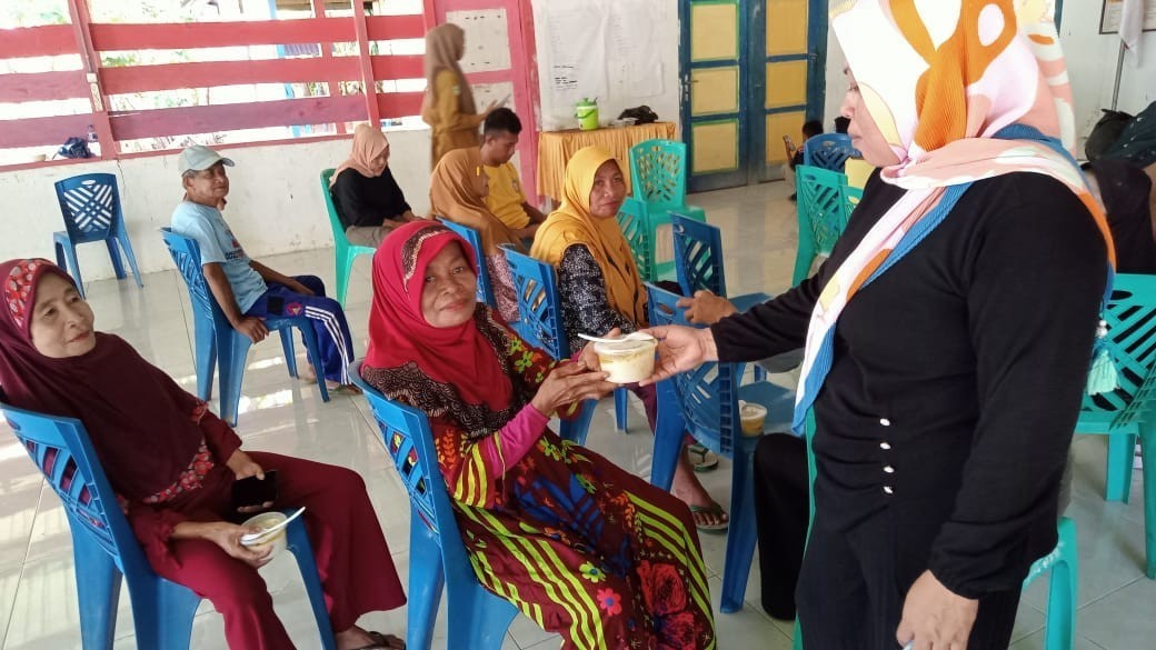 Pemberian Makanan Tambahan bagi Lansia di Posyandu Lansia Bougenville Desa Masara