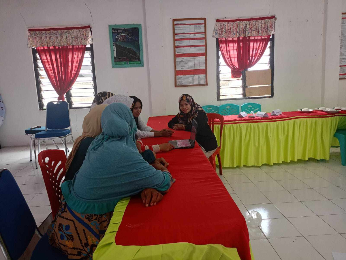 MEMBERIKAN PENYULUHAN KEPADA KADER BKB