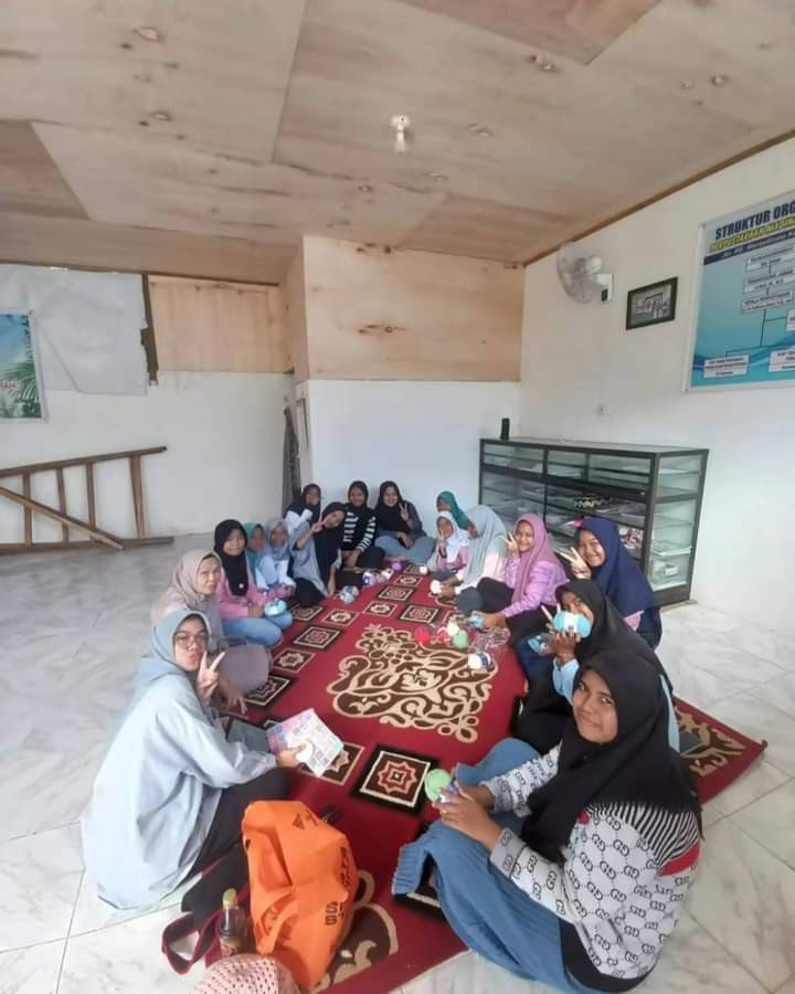 Remaja Purirano Merajut