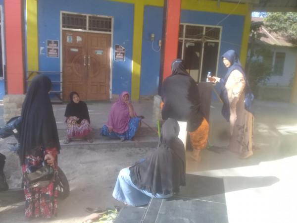 kegiatan jumat bersih di lokasi kampung KB kelurahan Mokou