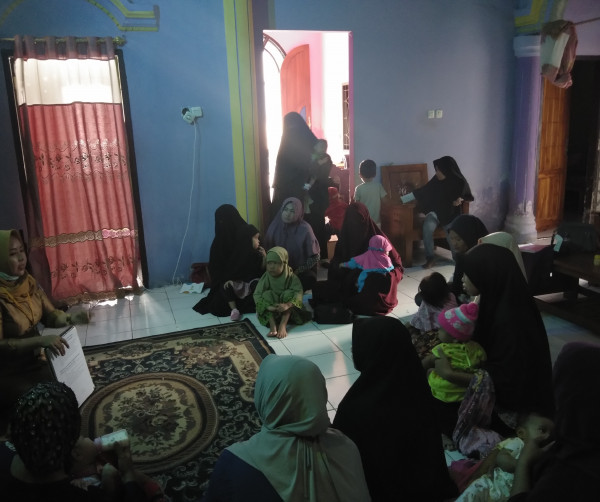 Melakukan penyuluhan kelompok bagi pserta posyandu serta KIE Perorangan