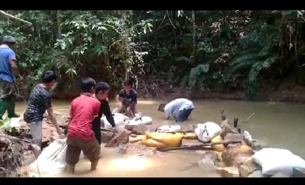 Kegiatan Gotong Royong Oleh Warga Nanga-Nanga lokasi kampung KB
