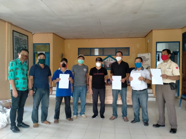 Penyerahan sembako tahap ke dua bagi masyarakat miskin