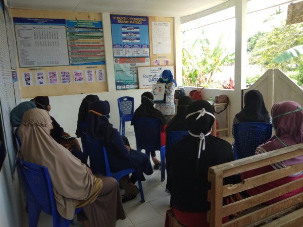 Melaksanakan penyuluhan bagi kader IMP 