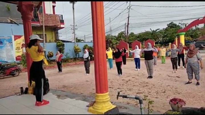 Kegiatan senam bersama ibu-ibu pkk di kampung kb