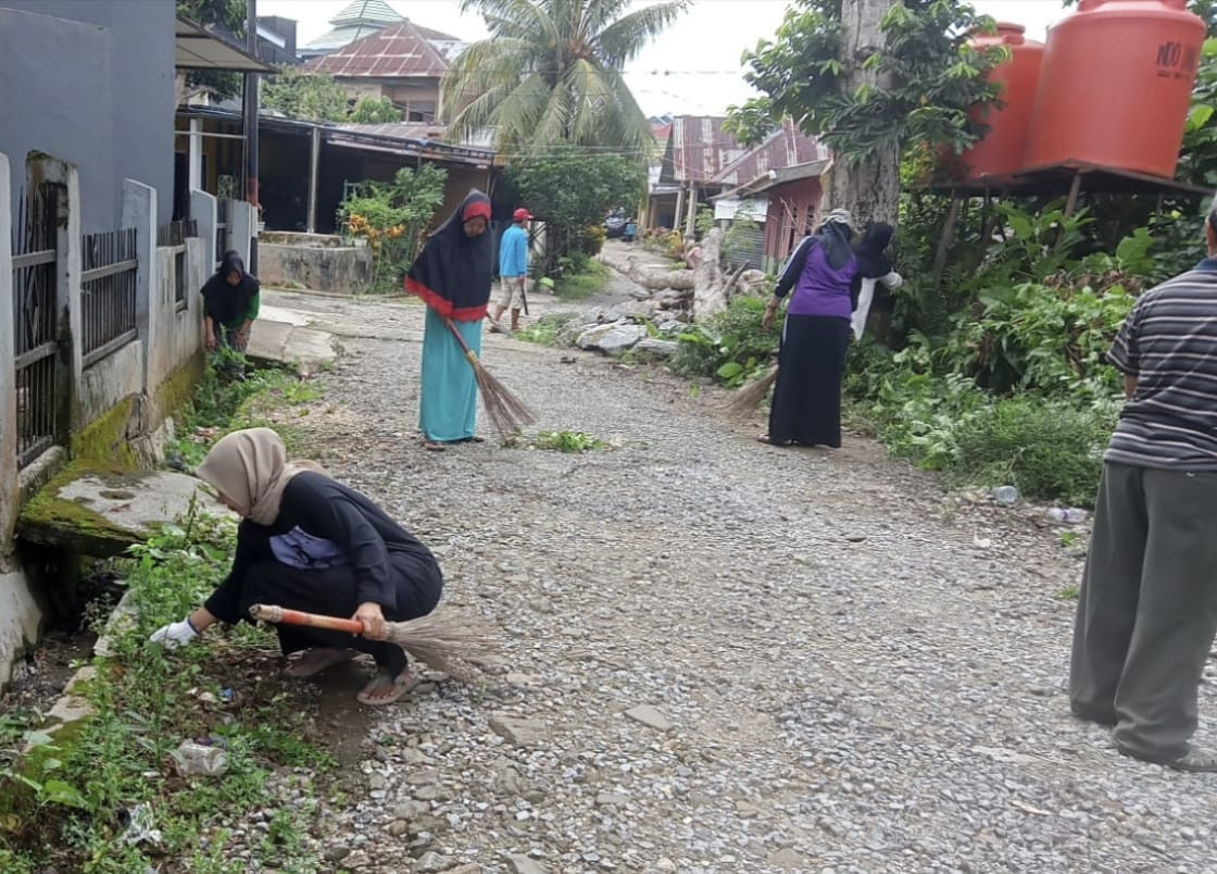 Kerja bakti ibu-ibu Dasawisma btn Azatata