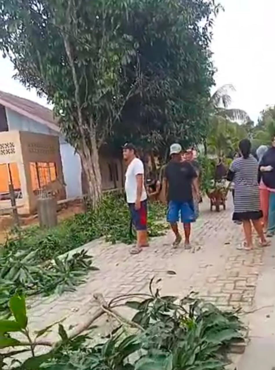 Gotong royong  pembangunan mesjid Yusuf Al- Maun