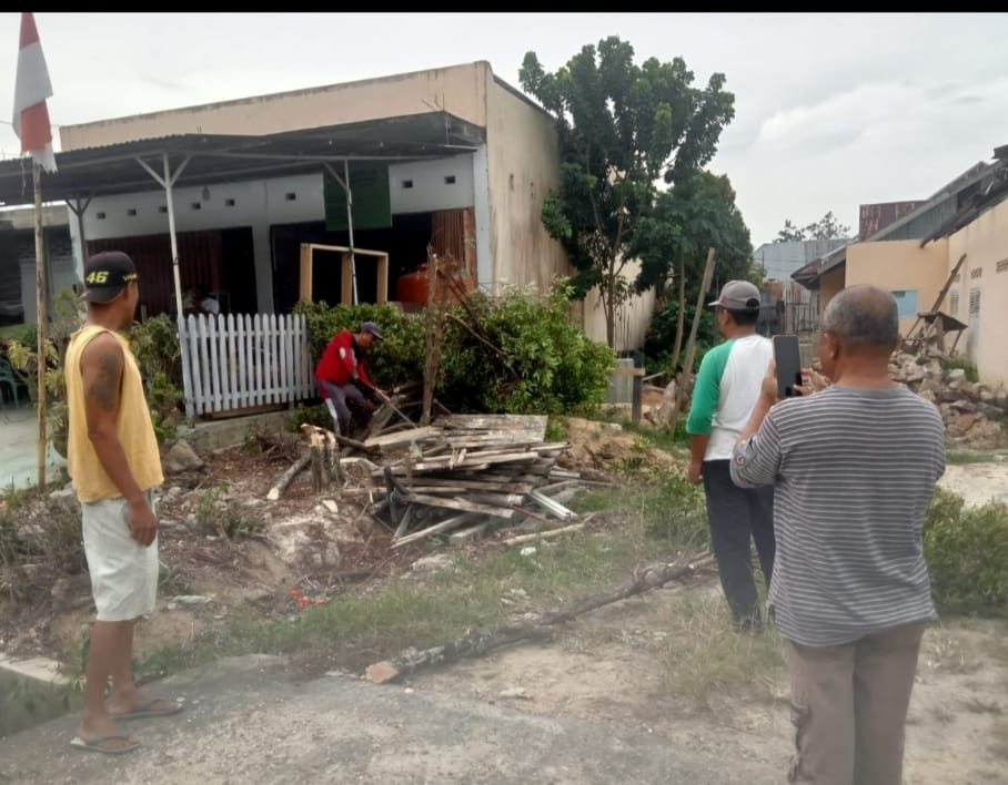 Kerja bakti di  lokasi pembangunan mesjid  Al-Maun kel mokoau