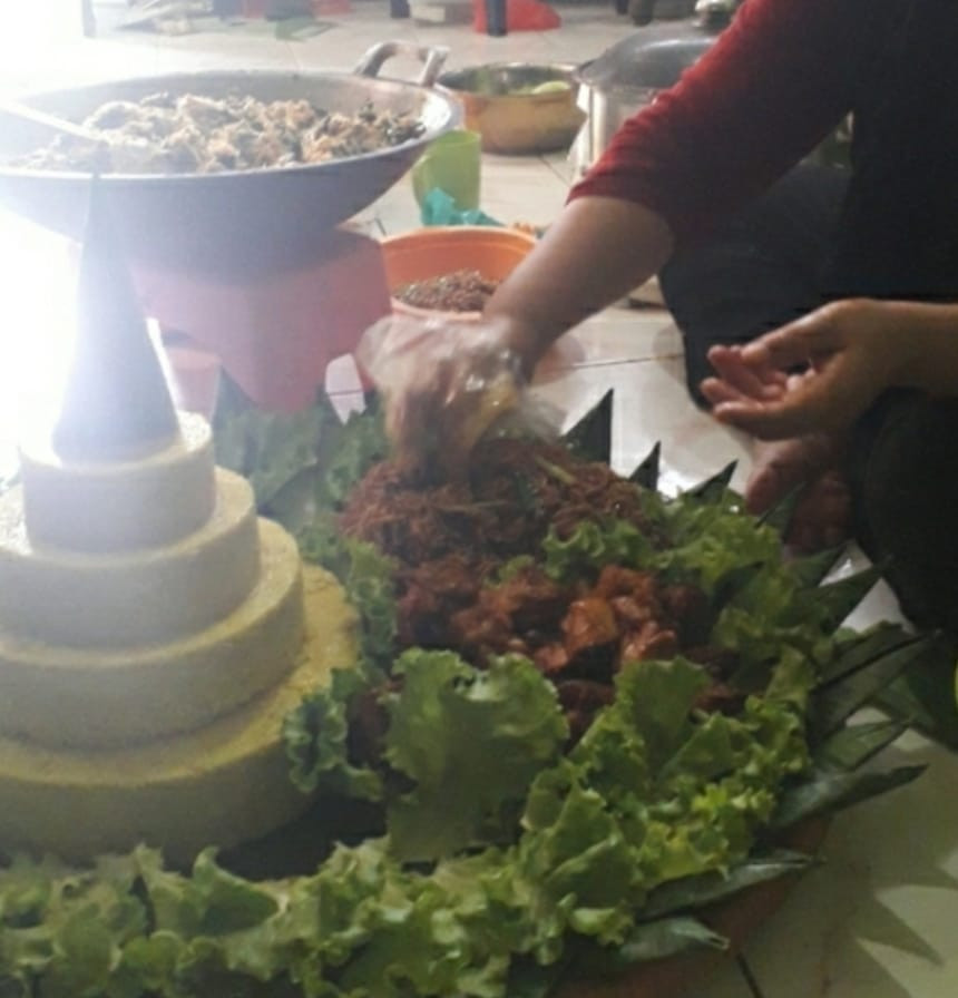 Pembuatan Nasi Tumbeng  oleh kelompok UPPKA Bonesa dalam upaya peningkatan ekonomi keluarga