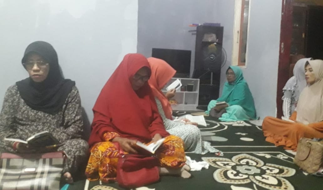 Yasinan oleh kelompok majelis taklim