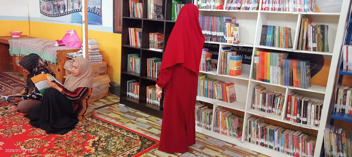kegiatan gemar membaca  TP PKK kel momkoau, di perpustakaan Asri Lestari kel mokoau