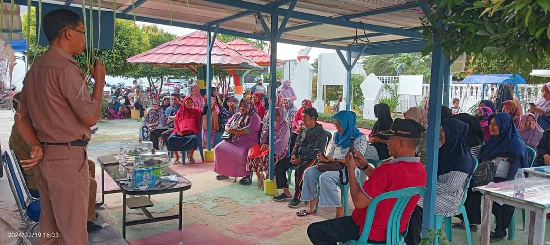 Pemberian bantuan pangan  bagi warga kurang mampu