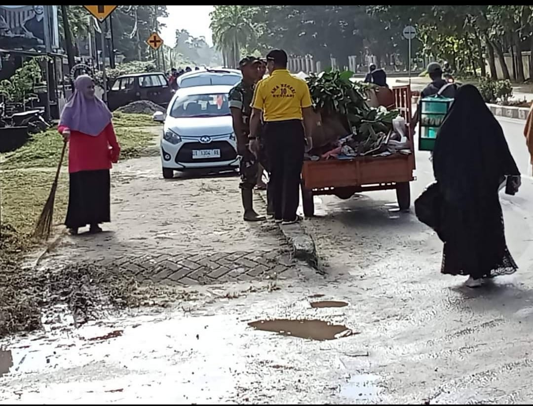 kegiatan gotong royong dan kerja bakti warga kelurahan mokoau
