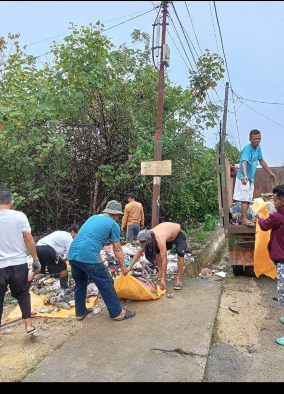 kegiatan gotong royong dan kerja bakti warga kelurahan mokoau