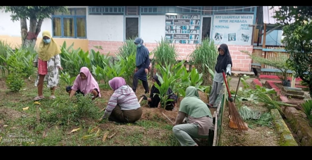 kerja bakti Penanaman Toga  kebun PKK kel mokoau