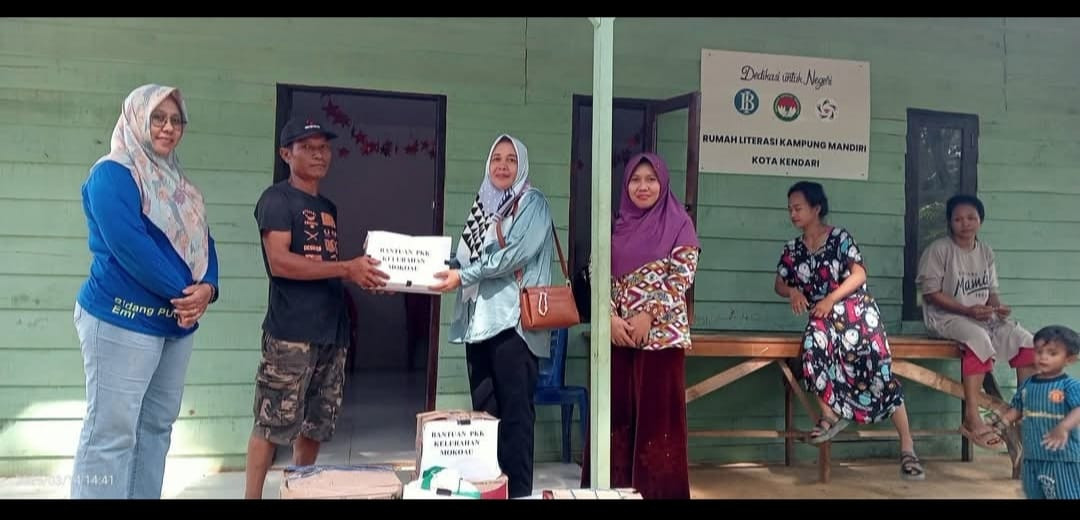 Kegiatan Penyerahan Bantuan oleh TP PKK Kelurahan Mokoau kepada Korban Kebakaran di Kelurahan Mokoau
